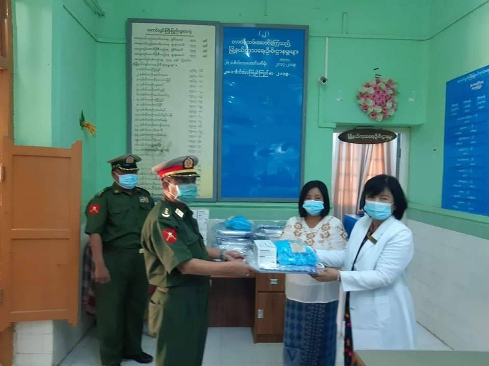 တောင်တွင်းကြီးပြည်သူ့ဆေးရုံကြီးသို့ တပ်မတော်က ကာကွယ်ရေးပစ္စည်းများ ပေးအပ်လှူဒါန်း