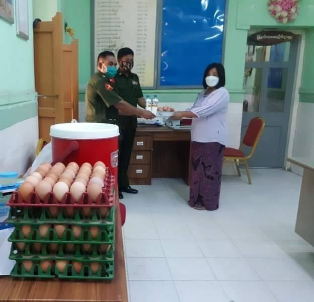 ဆေးဝါးကုသမှုခံယူနေသူများနှင့်ကျန်းမာရေးဝန်ထမ်း များအား တပ်မတော်က အာဟာရဖြစ်စေသောအစား သောက်များ လှူဒါန်း