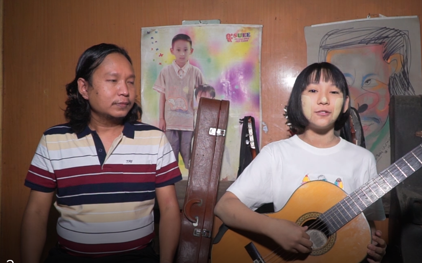 အသက်(၁၃)နှစ်အရွယ် ပညာသင်ကြားနေရင်းနဲ့ ဖခင်ရဲ့ Classical Guitar တိးခတ်မှုကို ဝါသနာအရ လေ့လာ သင်ကြားနေသူတစ်ယောက်